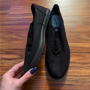 Universal Thread Women's Black Low-Profile Lace-Up Sneakers
